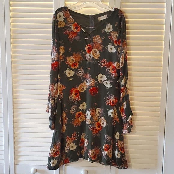 Altar'd State dark green floral print bell sleeve ruffle dress size Medium - Picture 2 of 4